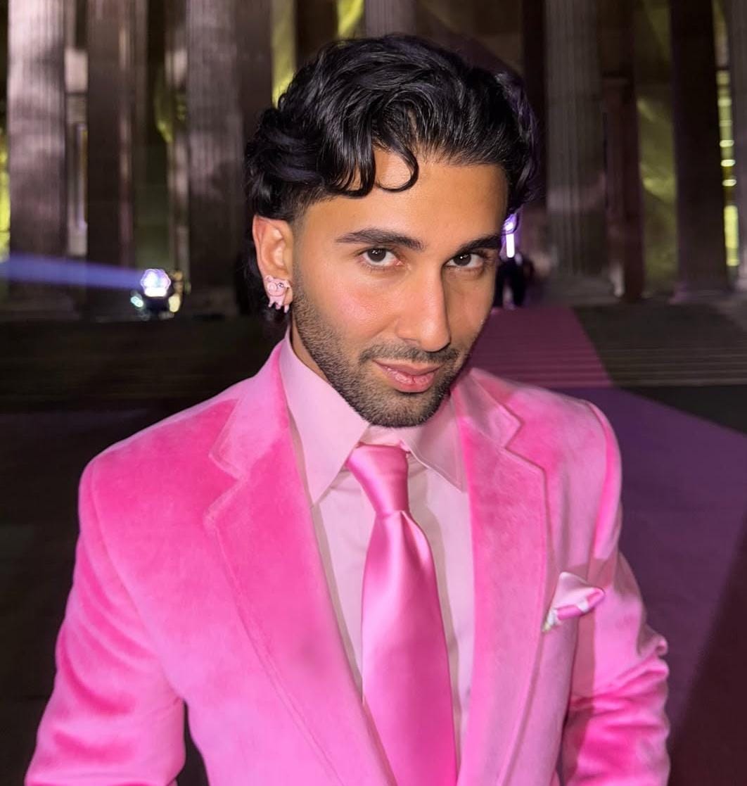 बॉलीवुड सेलेब्स के चहते और सोशल मीडिया इन्फ्लुएंसर ओरी की मुश्किलें बढ़ती हुई नज़र आ रही हैं।

ओरी को 252 करोड़ रुपये के ड्रग्स मामले में मुंबई पुलिस ने समन भेजा है,

ओरी से आज सुबह 10 बजे एंटी-नारकोटिक्स सेल के अधिकारी पूछताछ करेंगे।

यह मामला मोहम्मद सलीम शेख द्वारा आयोजित रेव