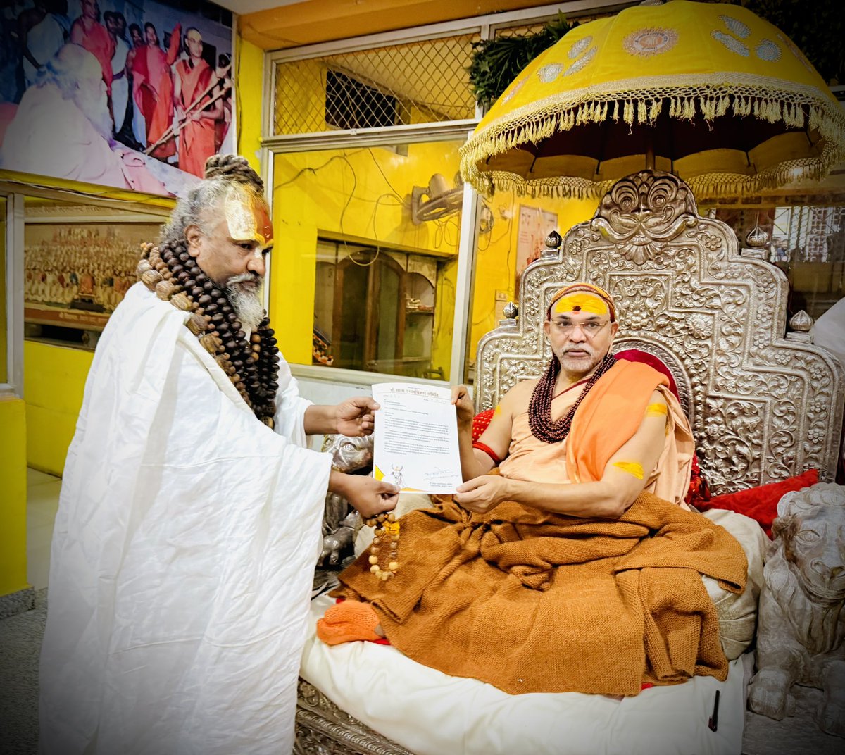 computerbaba3's tweet image. जयपुर में आयोजित गौ माता उच्च अधिकार समिति की बैठक में देश भर से आए साधु संतों ने यह निर्णय लिया की गौ निर्णायक संत सम्मेलन दिल्ली में पूज्य जगतगुरु शंकराचार्य स्वामी अविमुक्तेश्वरानंद सरस्वती जी के नेतृत्व में होगा, आज काशी पहुंचकर इसका सहमति पत्र पूज्य शंकराचार्य जी को प्रदान…