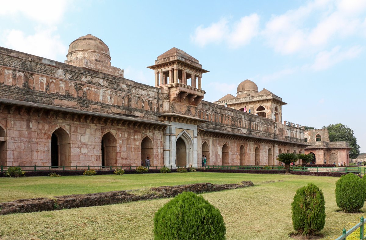 touristinindia's tweet image. Visit the majestic Mandu Jama Masjid, said to be one of India’s first marble mosques — a stunning blend of Afghan architecture &amp;amp; Mughal elegance set in the ruins of Mandu. 🕌✨
 touristinindia.com/mandu-jama-mas…
#Mandu #JamaMasjid #MughalArchitecture #HeritageTravel #MadhyaPradesh