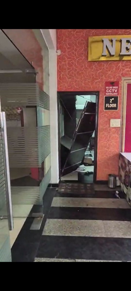 HEROOFMATHS's tweet image. मेरे होटल में लूटपाट और लॉन पर कब्जा। कानून के नियमों की धज्जियां उड़ाई। Vivek kumar gupta और yogesh singh इतना बड़ा घिनौना कांड करने के बाद भी गिरफ्तार नहीं किए जा रहे हैं हमारी fir आज तक नहीं लिखी गई।@yogi @CMOfficeUP @myogiadityanath @kanpurnagarpol @DMKanpur @aajtak @news