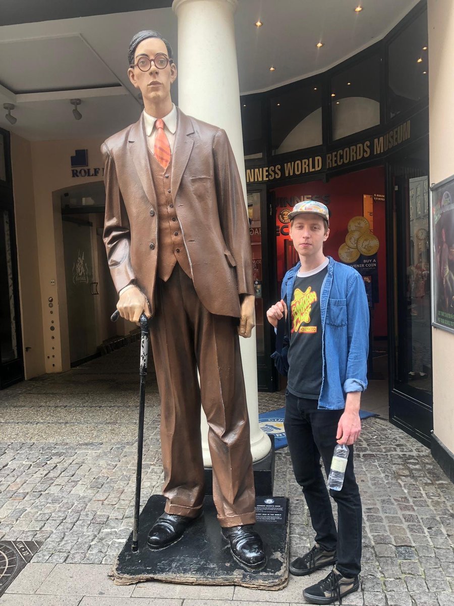 cshdoingstuff's tweet image. Seth Dalby standing next to the world&apos;s tallest man