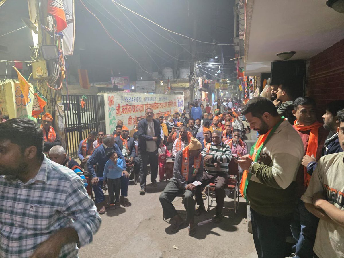 dineshpratapbjp's tweet image. संगम विहार ए वार्ड नगर निगम उपचुनाव के प्रत्याशी श्री सुभ्रजीत गौतम जी के जन समर्थन हेतु आयोजित नुक्कड़ सभा को संबोधित किया!

लोगों का जोश और समर्थन बता रहा है -इस बार फिर से जीत पक्की है! 
मोदी जी का साथ, दिल्ली का विकास और संगम विहार की खुशहाली - बस यही मुद्दा है!

@blsanthosh