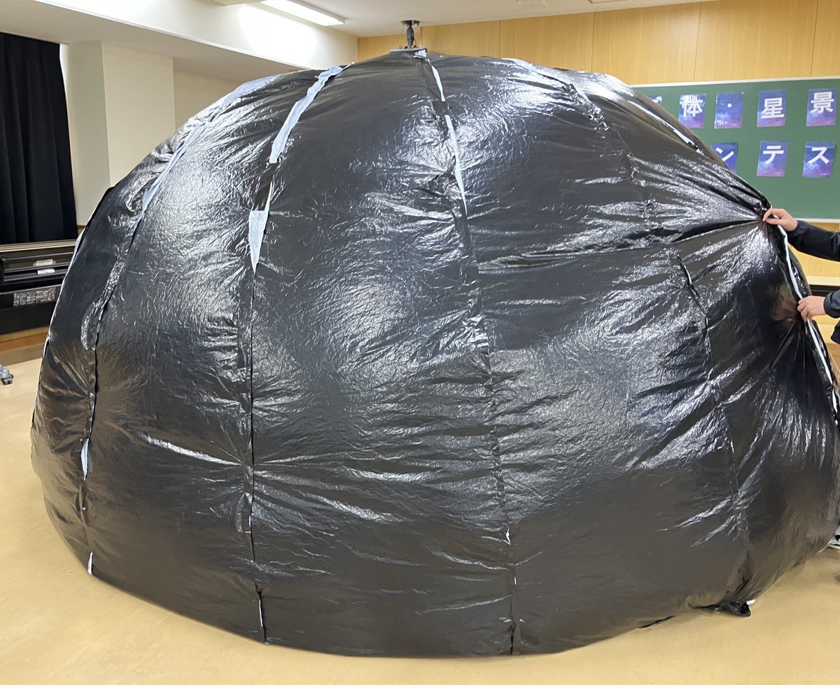 uec_astro's tweet photo. 明日はいよいよ調布祭です！

天文部は
・プラネタリウム上映
・天体写真展示
・グッズ販売（レジン、ファイル等）
・部誌配布
を行います！

プラネタリウムの整理券は10時から配布します！
教室では射的もできます✨️
ぜひ 新C-403 へお越しください！ https://t.co/50MVwhtibP