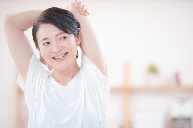 ストレッチは続けるほど柔軟性が高まり、やめると元に戻りやすいと言われています。

朝起きた時や寝る前の短時間でもOK。小さな習慣が、肩こりや腰痛の予防につながります。

シーン別ストレッチ
👇
dokodemofit.com/17979/#Part1 

#ストレッチ #柔軟性 #健康づくり #肩こり予防 #腰痛予防