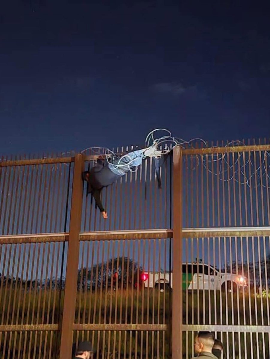 #DelRio #Texas #Migrantes #Atrapado 
Un inmigrante atrapado en el muro fronterizo
al intentar escalar para ingresar a Texas. 
Según el reporte oficial, agentes de la Patrulla Fronteriza acudieron al lugar para realizar el rescate y brindar atención. "La barrera si funciona". <a href="/CBP/">CBP</a>