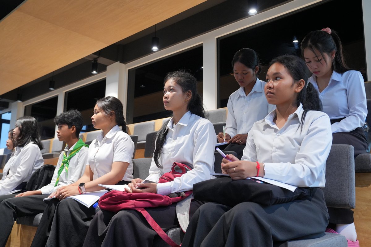 KRTribunal's tweet image. On November 20, 2025,  (ECCC) welcomed approximately 200 teachers and students from Steung Saen Highschool, Steung Saen District, Kampong Thom Province, to an educational study visit at the ECCC Resource Center. 
#ECCC #KhmerRougeTrials #Justice #PeaceBuilding #YouthEngagement