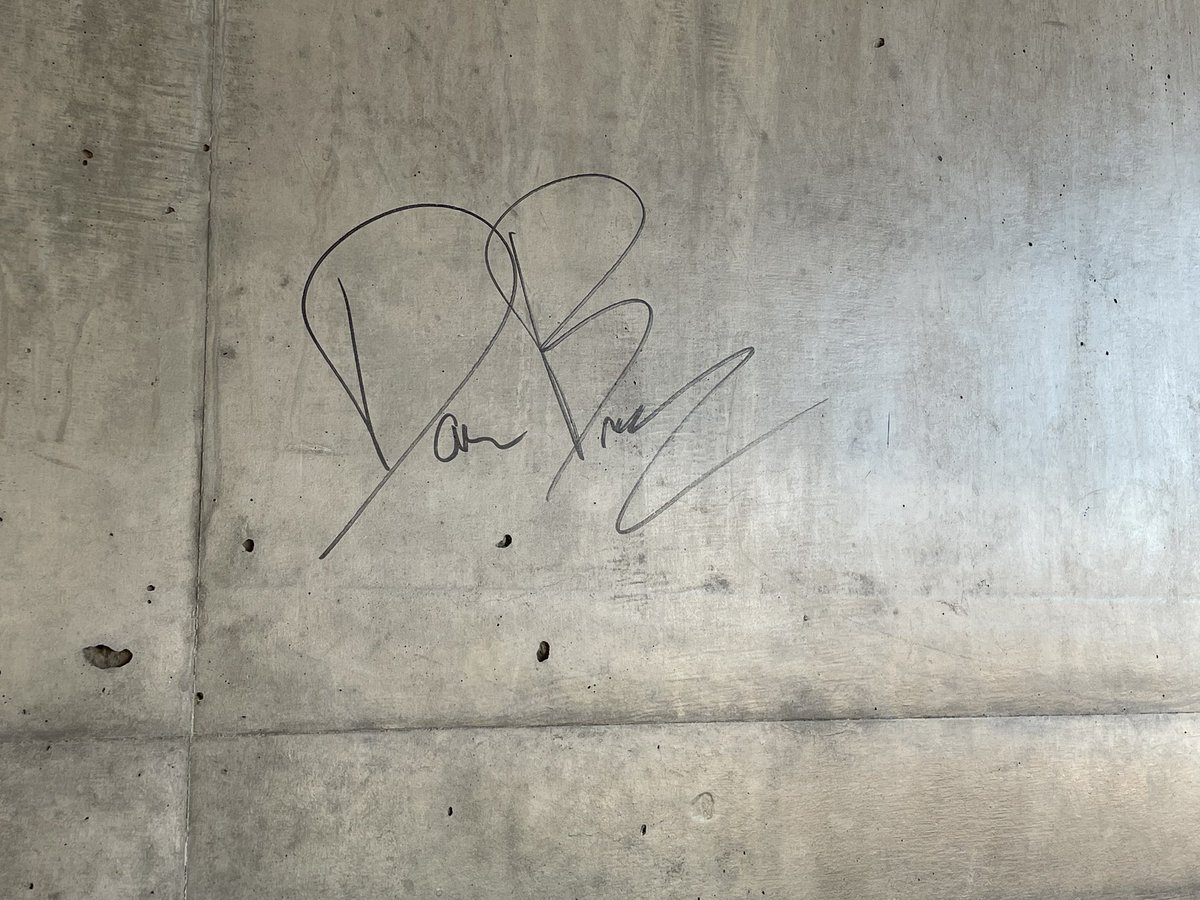 t_echizen's tweet image. 某科学者のラボの中心部にあるのは、現実にはこのレストラン。そのなかで話をうかがったところ、ダン・ブラウンがかなり前にここに極秘で取材に来たらしい。発売後にも来てくれ、壁には本人のサインが！

#PR #プラハ #チェコへ行こう #cityofsecrets