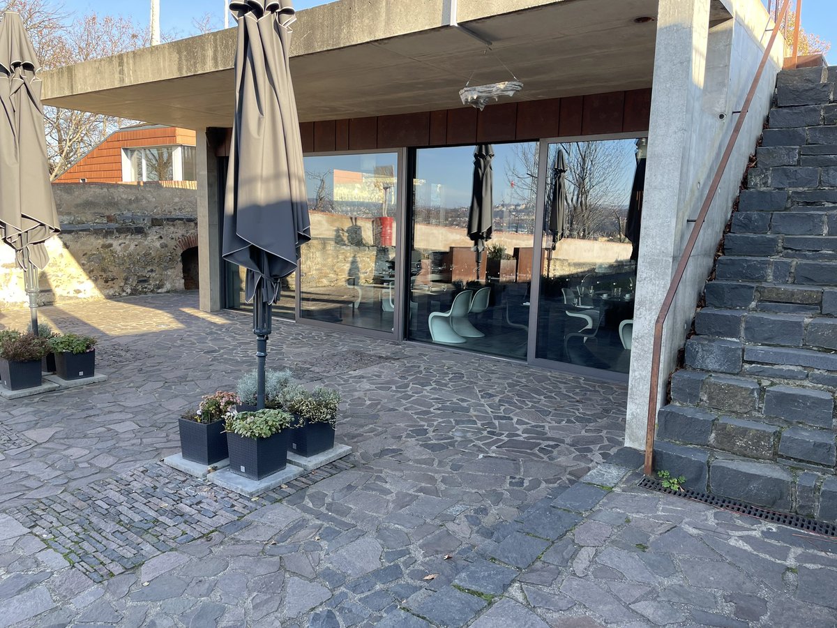 t_echizen's tweet image. 某科学者のラボの中心部にあるのは、現実にはこのレストラン。そのなかで話をうかがったところ、ダン・ブラウンがかなり前にここに極秘で取材に来たらしい。発売後にも来てくれ、壁には本人のサインが！

#PR #プラハ #チェコへ行こう #cityofsecrets