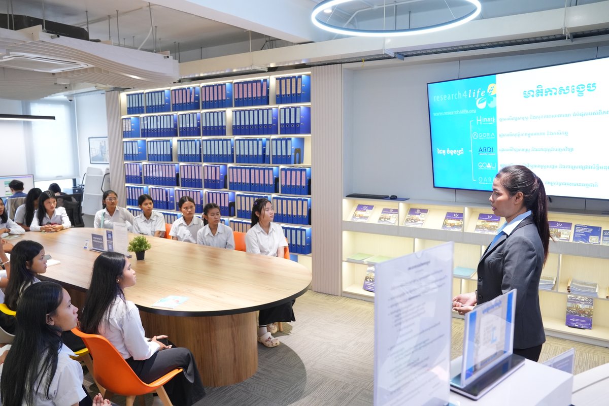 KRTribunal's tweet image. On November 20, 2025,  (ECCC) welcomed approximately 200 teachers and students from Steung Saen Highschool, Steung Saen District, Kampong Thom Province, to an educational study visit at the ECCC Resource Center. 
#ECCC #KhmerRougeTrials #Justice #PeaceBuilding #YouthEngagement