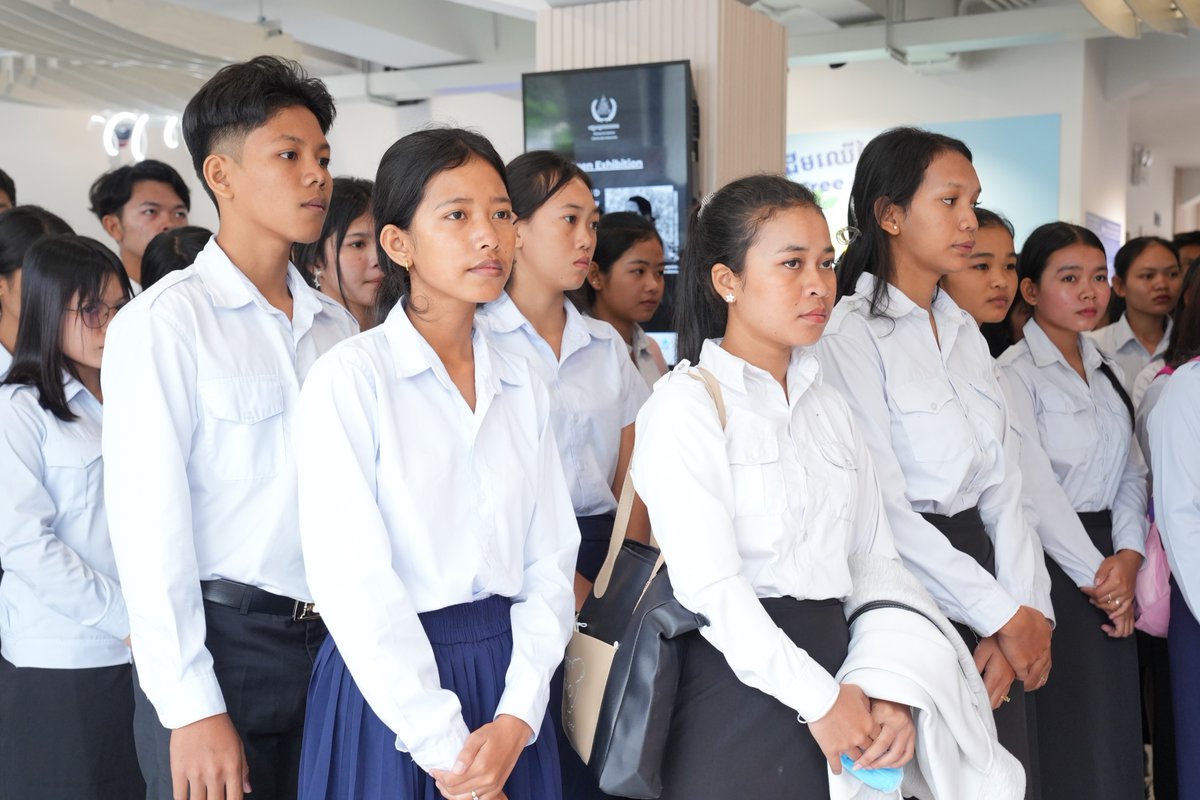 KRTribunal's tweet image. On November 20, 2025,  (ECCC) welcomed approximately 200 teachers and students from Steung Saen Highschool, Steung Saen District, Kampong Thom Province, to an educational study visit at the ECCC Resource Center. 
#ECCC #KhmerRougeTrials #Justice #PeaceBuilding #YouthEngagement