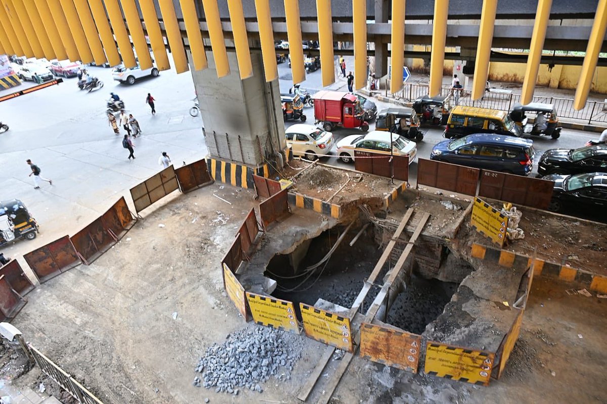 richapintoi's tweet image. According to the BMC’s inspection mentioned in the letter, Metro Line 2A pillars were built adjacent to old sewer lines from Andheri (W) to Dahisar (W). Heavy vibrations during piling reportedly collapsed sewer pipes and damaged manholes, leading to prolonged seepage that…