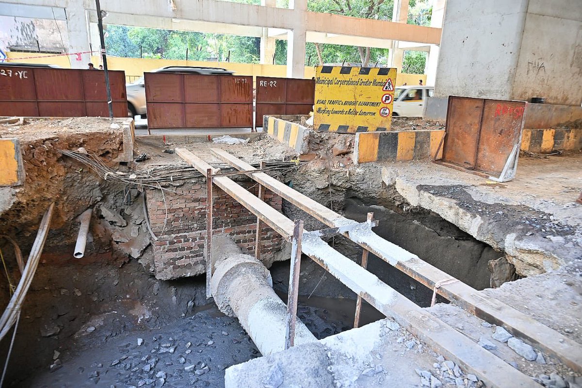 richapintoi's tweet image. According to the BMC’s inspection mentioned in the letter, Metro Line 2A pillars were built adjacent to old sewer lines from Andheri (W) to Dahisar (W). Heavy vibrations during piling reportedly collapsed sewer pipes and damaged manholes, leading to prolonged seepage that…