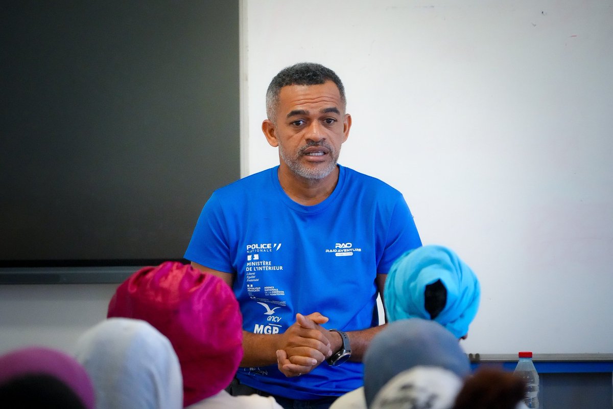 RaidAventureRAO's tweet image. [#Mayotte] Mardi, le @RaidAventureRAO était à Mayotte ! 
Anoueche, bénévole #policier et représentant de notre association sur l’île, et Christophe, major de police de la @PoliceNat976, ont passé plusieurs heures au lycée Bamana pour échanger avec près d’une centaine de jeunes.…