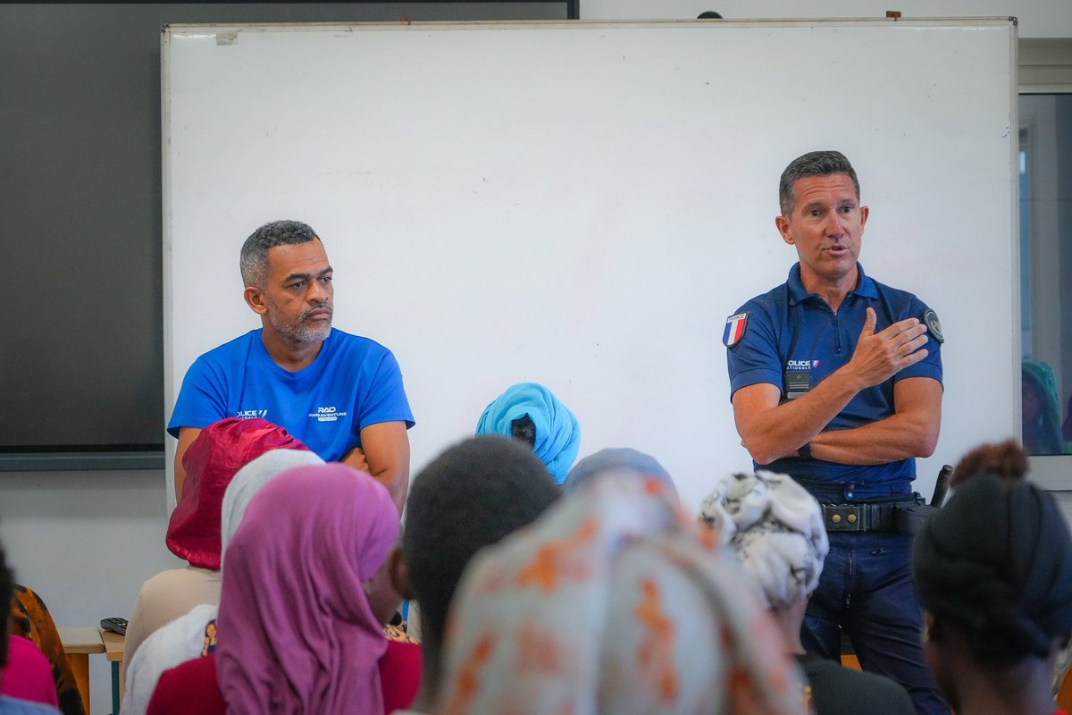 RaidAventureRAO's tweet image. [#Mayotte] Mardi, le @RaidAventureRAO était à Mayotte ! 
Anoueche, bénévole #policier et représentant de notre association sur l’île, et Christophe, major de police de la @PoliceNat976, ont passé plusieurs heures au lycée Bamana pour échanger avec près d’une centaine de jeunes.…
