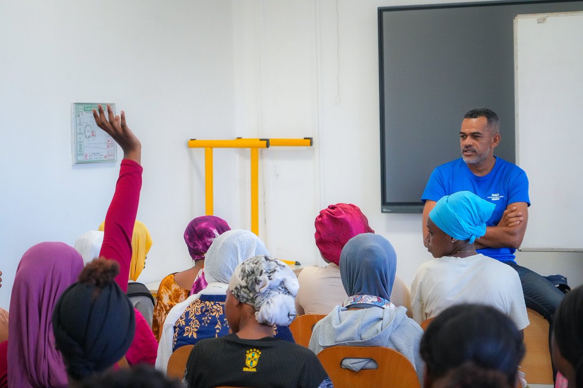 RaidAventureRAO's tweet image. [#Mayotte] Mardi, le @RaidAventureRAO était à Mayotte ! 
Anoueche, bénévole #policier et représentant de notre association sur l’île, et Christophe, major de police de la @PoliceNat976, ont passé plusieurs heures au lycée Bamana pour échanger avec près d’une centaine de jeunes.…