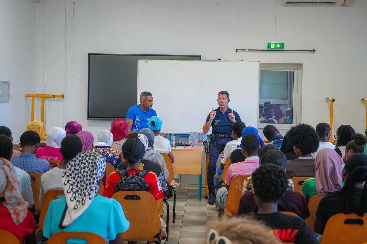 RaidAventureRAO's tweet image. [#Mayotte] Mardi, le @RaidAventureRAO était à Mayotte ! 
Anoueche, bénévole #policier et représentant de notre association sur l’île, et Christophe, major de police de la @PoliceNat976, ont passé plusieurs heures au lycée Bamana pour échanger avec près d’une centaine de jeunes.…