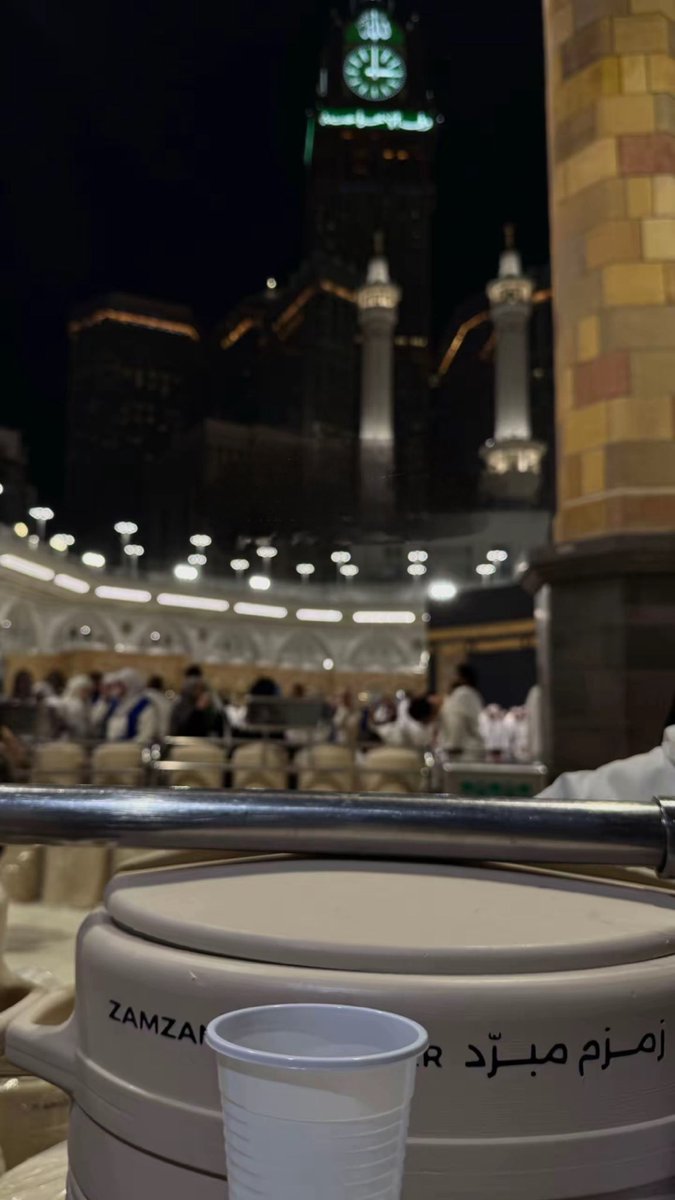 9t99i's tweet photo. أُحِب هذا الوقت تحديداً آخر الليل استشعر به قرب اللّٰه في السماء الدنيا ليُجيب من دعاه ويُعطي من سأله ويغفر لمن أستغفره
استشعروا ذلك فوالله أنه الأُنس الذي يُبدد الوحشة واليقين الذي تتبعه البُشرى.🕊️

 #حبيت_اقول https://t.co/OtJlsFdMDR