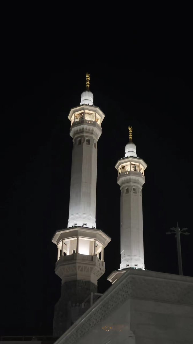 9t99i's tweet photo. أُحِب هذا الوقت تحديداً آخر الليل استشعر به قرب اللّٰه في السماء الدنيا ليُجيب من دعاه ويُعطي من سأله ويغفر لمن أستغفره
استشعروا ذلك فوالله أنه الأُنس الذي يُبدد الوحشة واليقين الذي تتبعه البُشرى.🕊️

 #حبيت_اقول https://t.co/OtJlsFdMDR