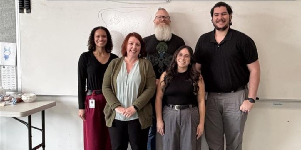 ARUPLabs's tweet image. ARUP employees shared their passion for science with 75 middle schoolers from the Salt Lake City School District during the Fall Innovation Day. They helped students extract DNA from a strawberry and shared their career paths. #slcsd #STEM #careerpathways