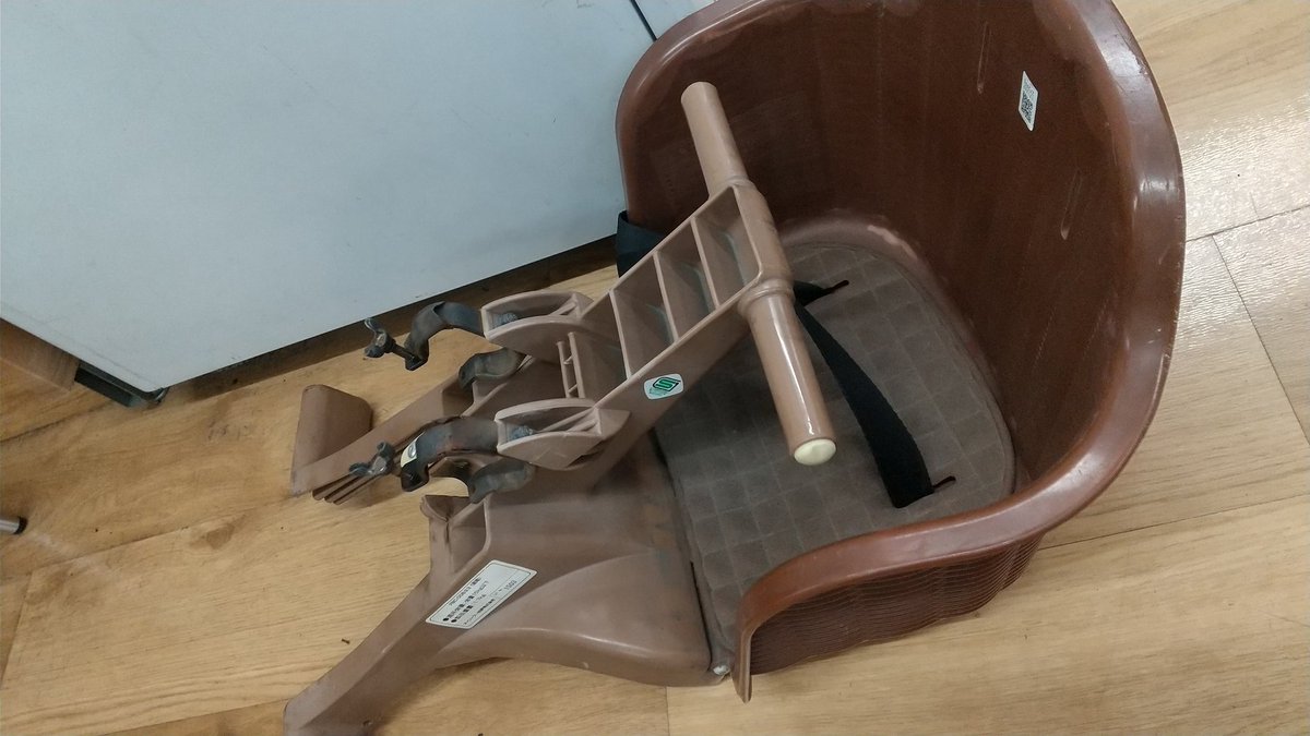 【卒業式😭】
長女ちゃん～4女ちゃんまで、約10年、4姉妹が乗った自転車の卒業式でした😭
自転車は、やはりしっかりしたメーカーの物が長持ちしますね‼️
それと、僕の自転車のハンドルにつけていた、子供を乗せるやつも、卒業😭
色々想い出が詰まっています💕
みんなすくすく大きくなる😍
#4姉妹の父