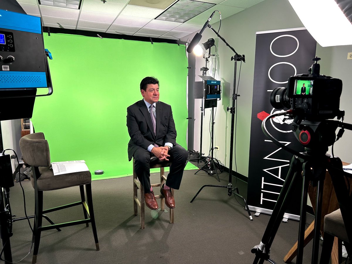 LouSandoval_10's tweet image. Kicking off the Titan 100 Chicago journey today. The photo shoot set the tone for an incredible experience ahead with an inspiring cohort of leaders.

Thanks to Brennan Jones, the Titan Whisperer, and the team at Kehoe Designs for the amazing space.

Honored to be part of this…