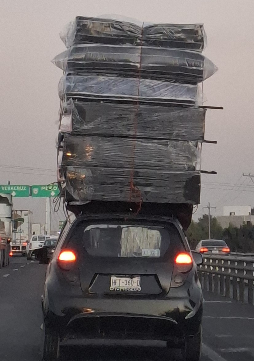 Boo172830's tweet photo. Este imprudente va sobre la autopista a Veracruz, 
Acabamos de pasar periferico https://t.co/5wPAn4eBRJ