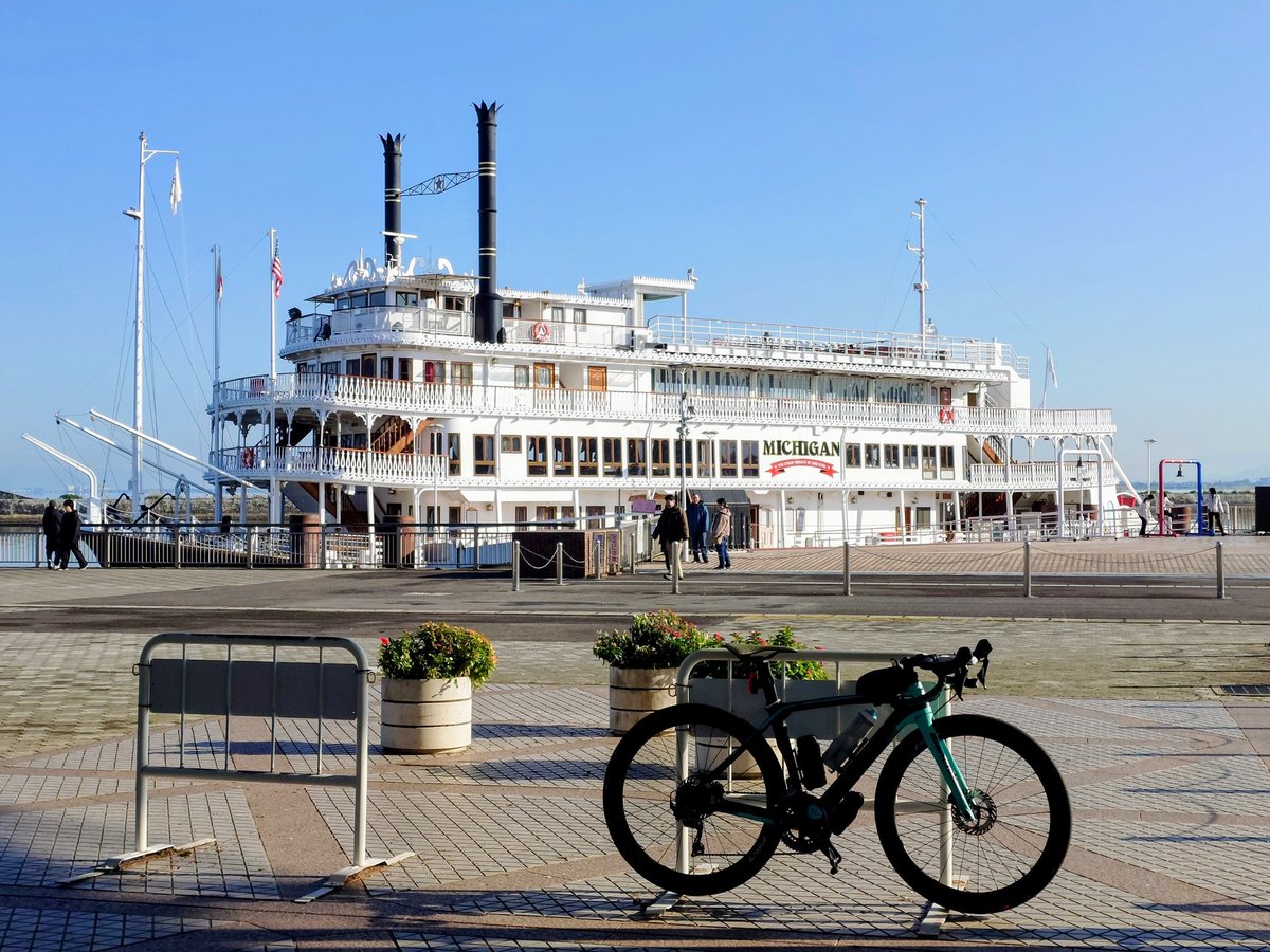おはようございます🤗
気温は10℃未満とかなり寒いですが、今日はバリ快晴、風も殆どなくサイクリング日和です🚴‍♂️昨日でも行けたっぽいけど、一日滞在延ばして良かった😄
#ビワイチショート #サイクルボール #OltreXR3disc #Bianchi