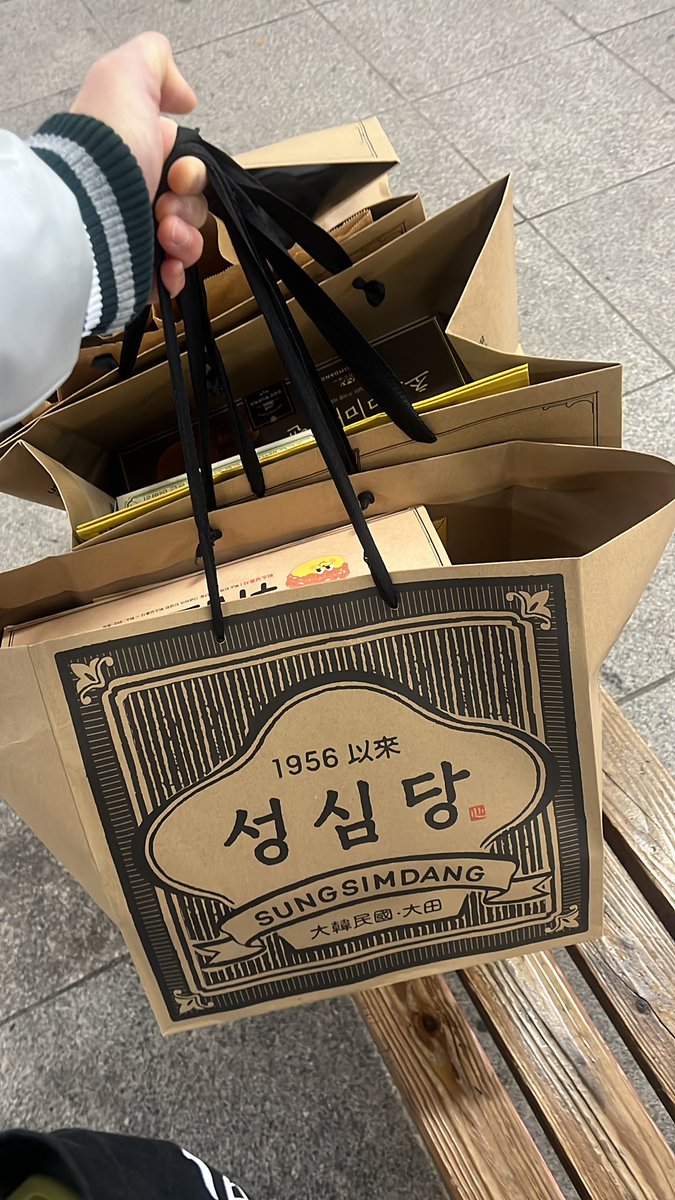 PIF_SPACE_JC's tweet image. 40대가
되어서 너무 좋다.

수술하러 처음 부산을 갔을 때가
벌써 9개월이 넘게 지났다.

의사쌤부터
스포츠재활센터장님
그리고 재활센터 팀원들...
너무너무 감사하기에
대전에서 가는 내가 선물할 수 있는건
당근 성심당!

많이 많이 샀다.
무거울정도로.

나사 제거 잘 되고 난 후
결혼도 잘 하고…