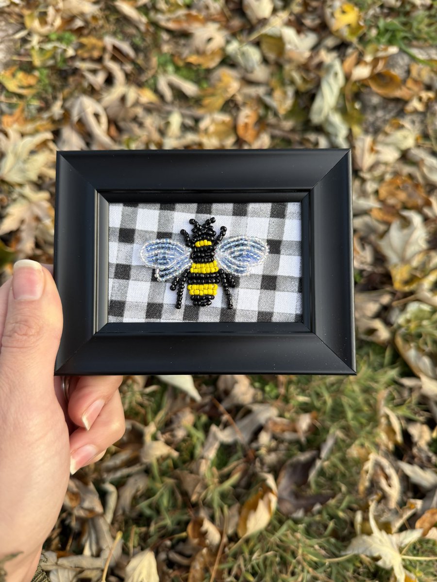 bizzybuys1's tweet image. Buzz on over to my bio and click that Etsy shop link because I just listed 5 new bead embroidery artworks! 🐝🪡

#bee #embroidery #beadembroidery #beads #artwork