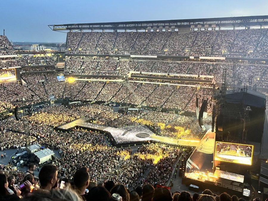 taysprivatejet's tweet image. taylor, bey, and rihanna and their latest stadium concerts
