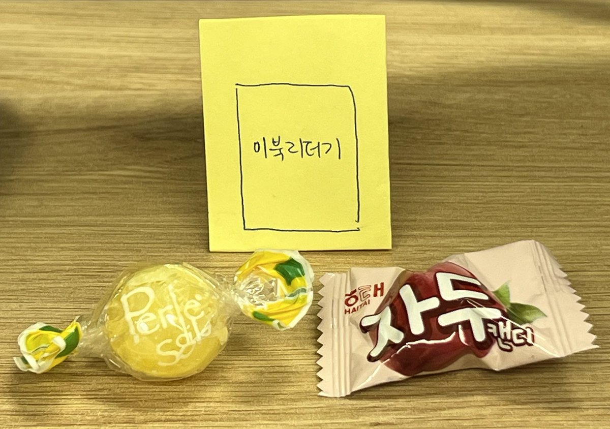 민간신앙의 힘을 빌리겠습니다
도깨비님도깨비님도깨비님도깨비님
제 이북리더기 좀 무사히 찾아주세요
앞으로 물건간수 잘할게요
월급전이라드릴건없고
사탕이라도 드십셔...
제발
제발도와주세요