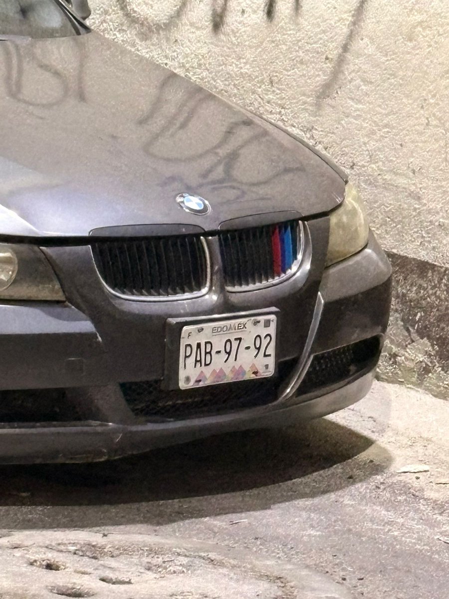 foxfox66's tweet photo. @UCS_GCDMX @OVIALCDMX @C5_CDMX @ALaMagdalenaC @ClaraBrugadaM De nueva cuenta ahora pusieron otro coche en la calle Atlántida esquina Emiliano Zapata col. Barros Sierra se a estado denunciado que deja coche ahí y no dejan salir a los vecinos. Lo deja. Toda la noche constantemente. https://t.co/pm7RYPLqgZ