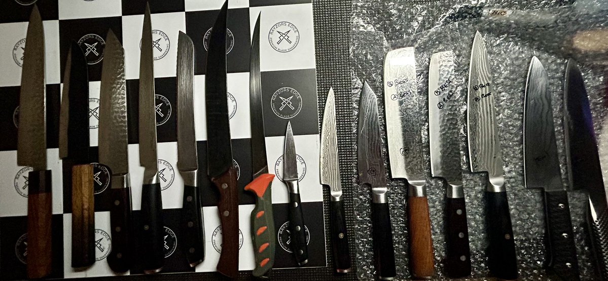 InfoRayzorsedge's tweet image. Full bench today — from kitchen workhorses to high-end steels.
Sharp work, every time🔪

#rayzorsedge #premiumbladecare #staysharp
#knifesharpening #bladecare
#chef