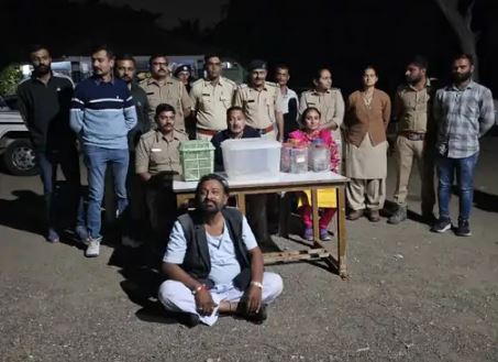 LetsTalkRajkot's tweet image. 52 live snakes seized from #KhetlaapaTemple Rajkot; Mahant held 
#RajkotPolice @CP_RajkotCity 
#LetsTalkCity
#Rajkot #Gujarat #LiveSnakes #Crime

bit.ly/47PndOD
Via deshgujarat.com