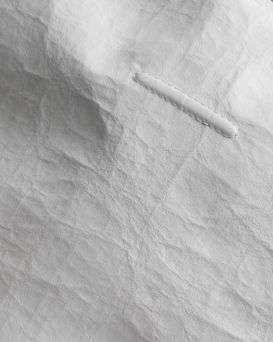 Dyneema Leather...！

ダイニーマっぽい風合いだなと思ったらダイニーマとレザーの掛け合わせの素材だった。

アウトドアシーンで鉄板の軽量素材ダイニーマを下地に極薄のレザーを貼り合わせている。
objcts.io/pages/meanswhi…