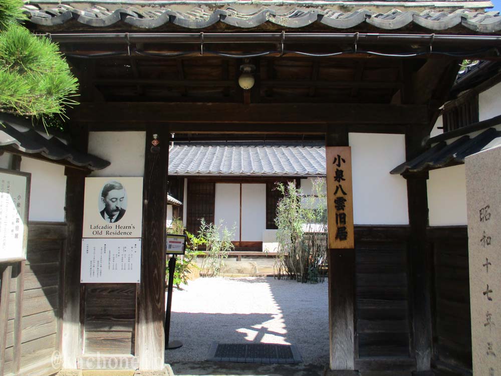 kachonejp's tweet image. 今週の朝ドラ #ばけばけ (8週目)
■小泉八雲旧居
八雲は目が非常に悪く、机とイスは特別に体にあわせて作られたもの
OPで夫婦の二人を撮影したのもここです
写真を自由にとれますので、八雲やおトキちゃんになったつもりで撮影しても楽しいかも？