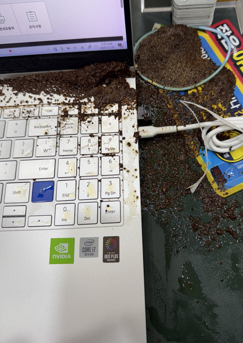 역시 사람은 안 하던짓은 하면 안 됨 🤦🏻‍♂️🤦🏻‍♂️
아침부터 무슨 드립백을 먹어보겠다고…
노트북 C타입포트 2개 사망함…
하아..내 수리비..😱😱
