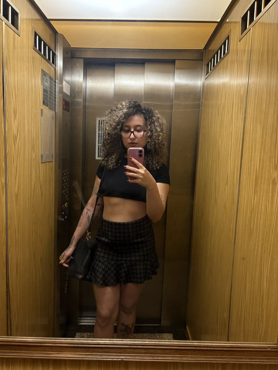 tech_lys's tweet image. triste que não tô indo assistir fla flu de um bar mas tô belíssima