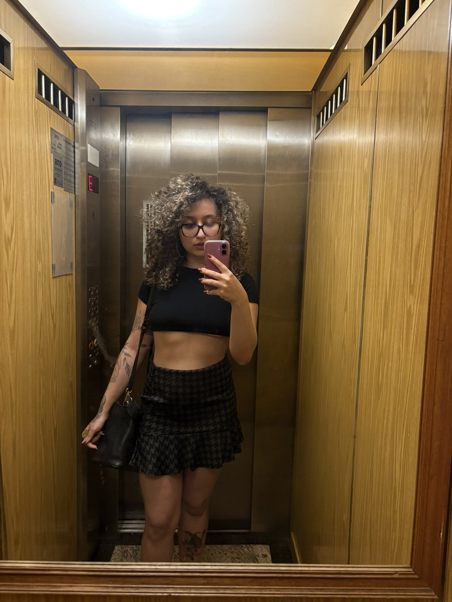 tech_lys's tweet image. triste que não tô indo assistir fla flu de um bar mas tô belíssima