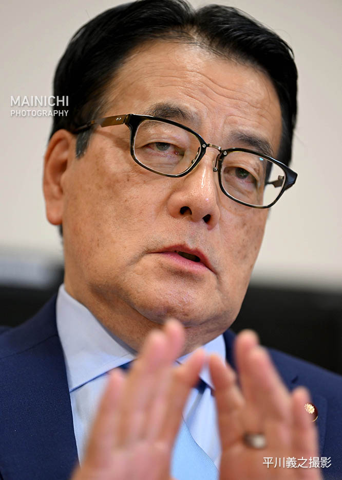 mainichiphoto's tweet image. 「国会で鋭い質問をしたことについて批判されるというのは理解に苦しむことですね。間違った答弁をした首相の方に問題があることは明らかだと思います」

高市首相の「存立危機事態」答弁を引き出した立憲民主党の岡田氏が、単独インタビューに応じました

写真特集と記事でmainichi.jp/graphs/2025112…