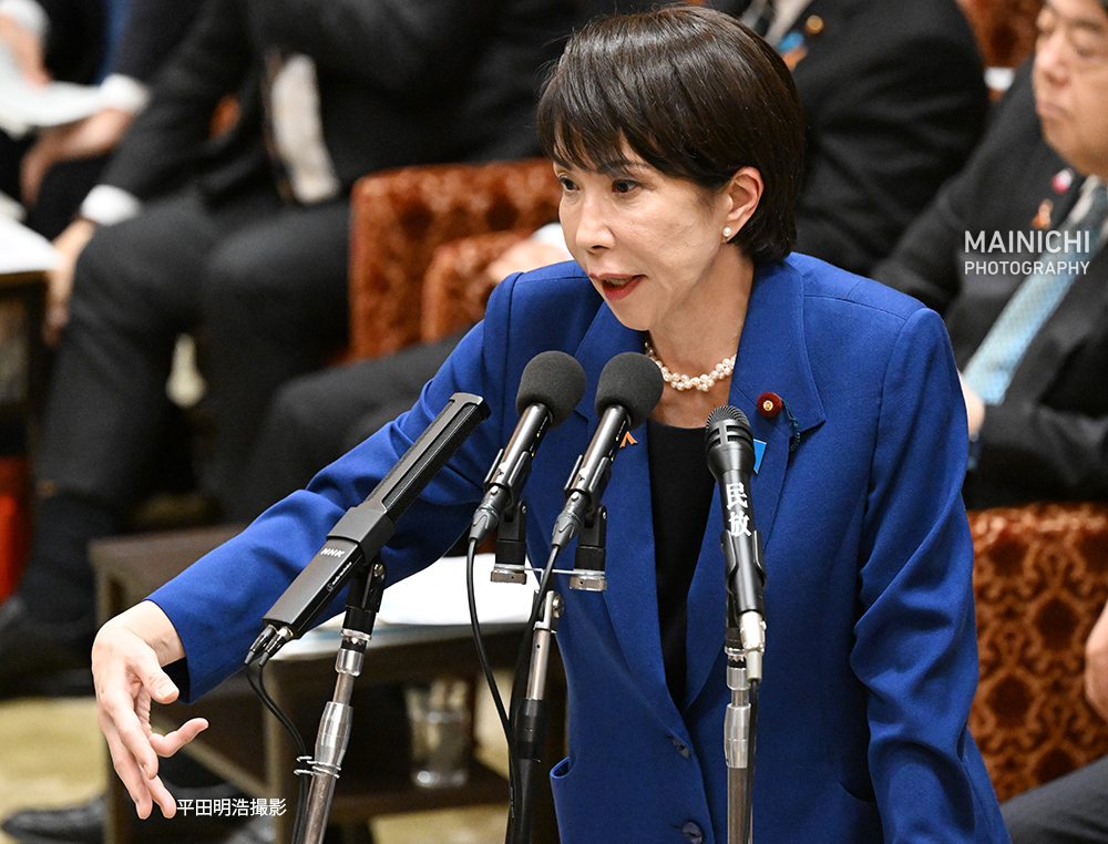 mainichiphoto's tweet image. 「国会で鋭い質問をしたことについて批判されるというのは理解に苦しむことですね。間違った答弁をした首相の方に問題があることは明らかだと思います」

高市首相の「存立危機事態」答弁を引き出した立憲民主党の岡田氏が、単独インタビューに応じました

写真特集と記事でmainichi.jp/graphs/2025112…