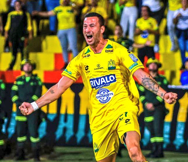 FINAL DEL 1er TIEMPO!
#Cuadrangulares Grupo 🅱️ 

(🐆 Bucaramanga 1-0 Santa Fe 🦁)

Luciano Pons le dió la merecida ventaja al equipo leopardo, que luego mereció el segundo incluso. Pero la roja de Charrupí en el final deja todo abierto para la segunda mitad.