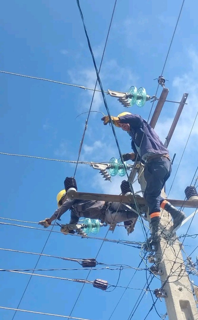 EmpElectricaVC's tweet photo. Ellos son nuestros #EléctricosVillaclareños que suben postes, tensan cables y se entregan contra el tiempo y las adversidades para devolver la electricidad a los pobladores de #Baire, Santiago de #Cuba. 🇨🇺 https://t.co/lCtZ6m9m8p