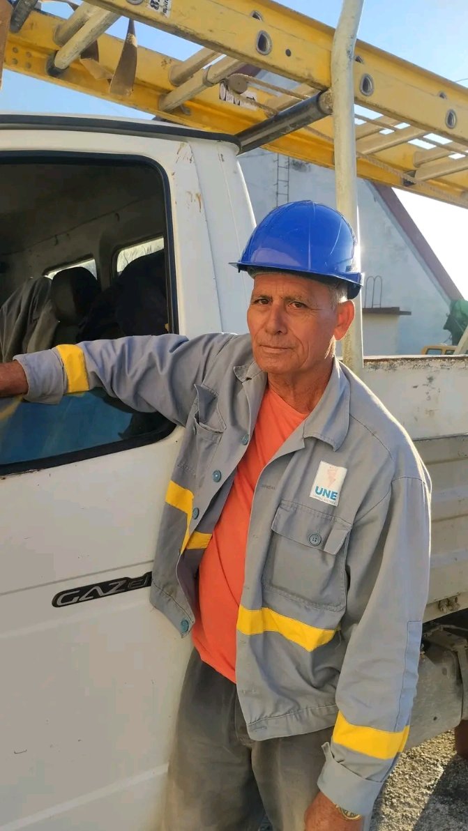 EmpElectricaVC's tweet photo. Ellos son nuestros #EléctricosVillaclareños que suben postes, tensan cables y se entregan contra el tiempo y las adversidades para devolver la electricidad a los pobladores de #Baire, Santiago de #Cuba. 🇨🇺 https://t.co/lCtZ6m9m8p