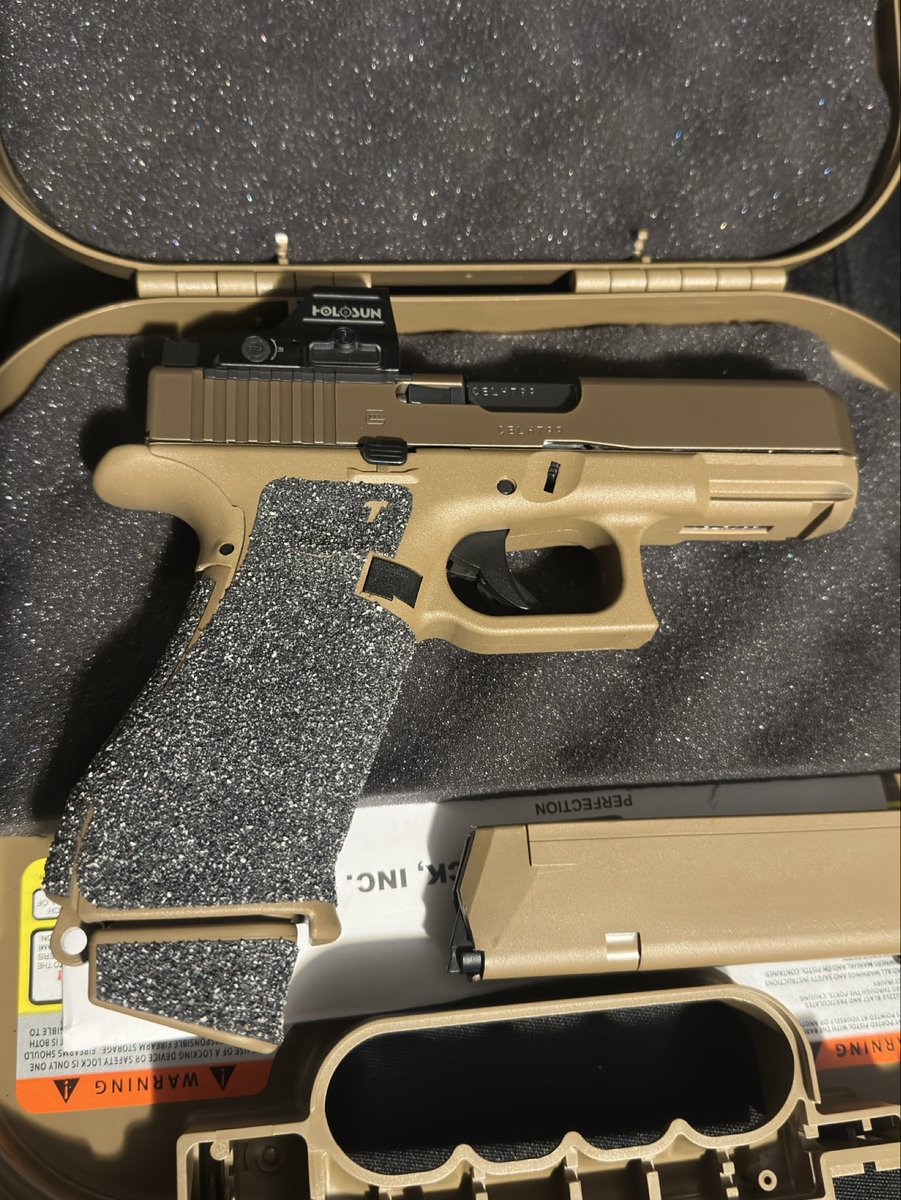 Tacticaljavi999's tweet photo. Cut beavertail & no more goontape👌
A real EDC beauty🔥🔥🔥
#Glock #GlockPerfection #FDE #Glock19xMOS #19X #BestGlock #USA https://t.co/WjsG52b48t