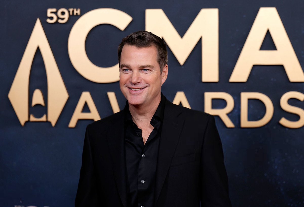 911TVNEWS's tweet photo. Chris O’Donnell at the The 59th Annual CMA Awards. #911Nashville https://t.co/HeTFFE9kEJ