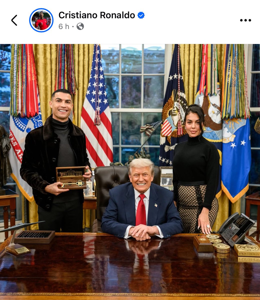 Desde hoy dejo de ser seguidora de <a href="/Cristiano/">Cristiano Ronaldo</a>.  🤮
Si algo admiro es la coherencia, y Messi la tuvo: no aceptó la invitación de Trump.
Desde ahora, él será mi crack.