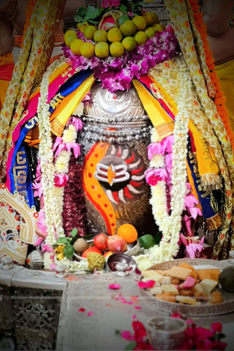 ्ॐ श्री महाकालेश्वराय नमः 📿 
 दिनांक 20 नवंबर 2025 (गुरूवार) का ज्योतिर्लिंग भगवान श्री महाकालेश्वर जी का प्रातः कालीन भस्म आरती श्रृंगार दर्शन !!
#shrimahakaleshwarujjain 
#mahakaleshwar_temple_ujjain
┈┉┅━❀꧁ω❍ω꧂❀━┅┉