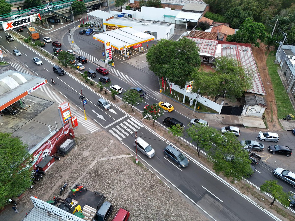 luisbello_asu's tweet image. ¡Qué hermosa estás quedando, avenida Mariscal López! 🚧✨
Una de las arterias más emblemáticas de Asunción está recuperando su brillo, renovándose para estar a la altura de la ciudad que queremos.

Avanzan los trabajos de pintura y señalización vial en conjunto con el MOPC,…
