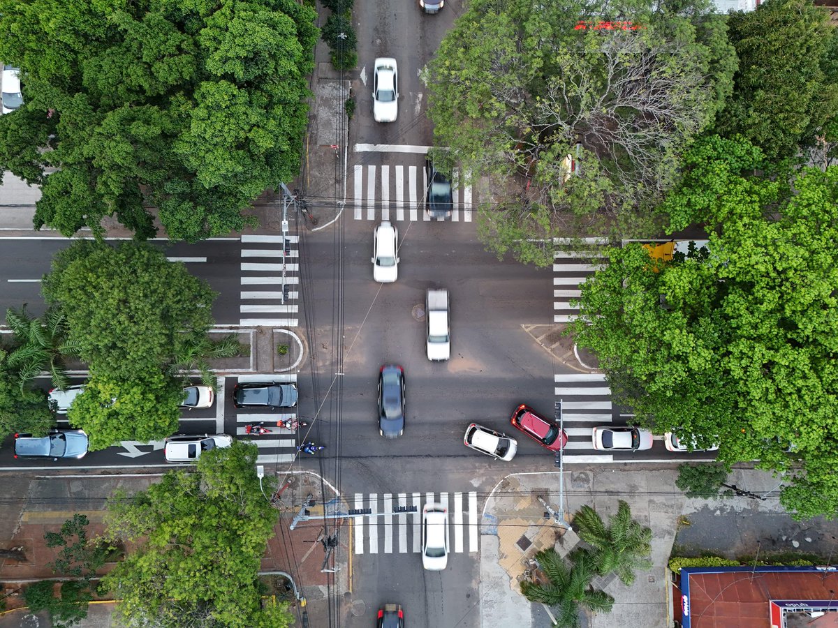 luisbello_asu's tweet image. ¡Qué hermosa estás quedando, avenida Mariscal López! 🚧✨
Una de las arterias más emblemáticas de Asunción está recuperando su brillo, renovándose para estar a la altura de la ciudad que queremos.

Avanzan los trabajos de pintura y señalización vial en conjunto con el MOPC,…
